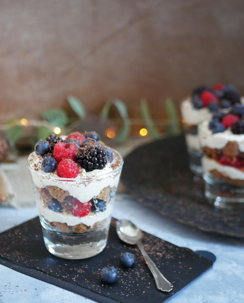 Kerstmenu nagerecht; Trifle met glutenvrije kruidencake en smulfruit || cookedbyrenske 